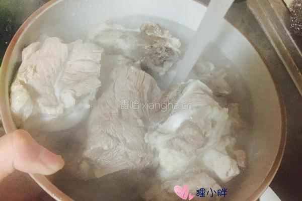 胡萝卜玉米骨头汤的做法图解4