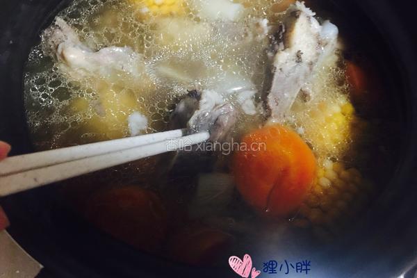 胡萝卜玉米骨头汤的做法图解10