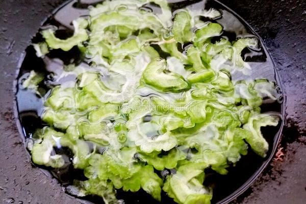 夏日必点小菜 凉瓜炒蛋的做法图解3