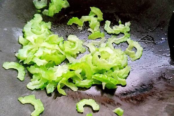 夏日必点小菜 凉瓜炒蛋的做法图解6
