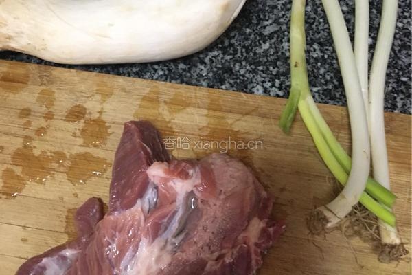 杏鲍菇炒肉的做法图解1