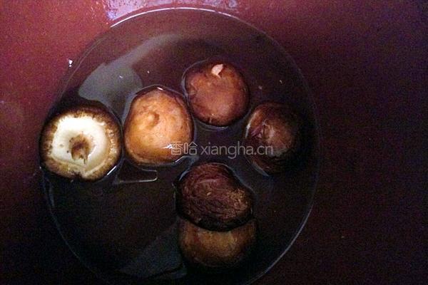 鲜冬菇番茄瘦肉汤的做法图解1