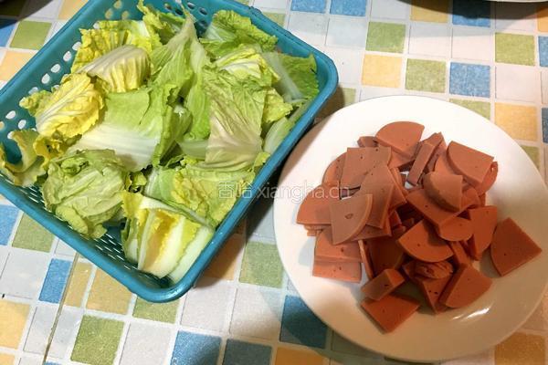 火腿肠炒芽白菜的做法图解1