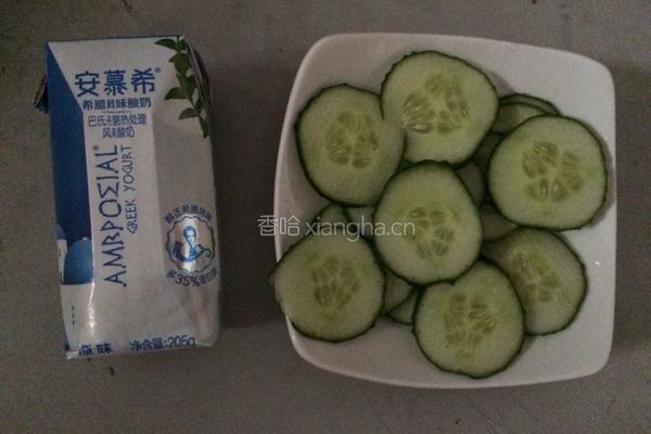 黄瓜酸奶的做法图解1