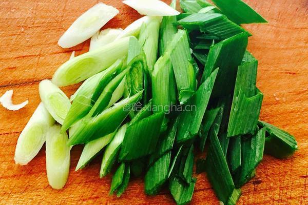 蒜苗炒粘山药豆腐的做法图解3