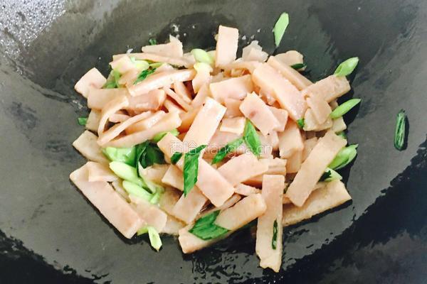 蒜苗炒粘山药豆腐的做法图解8