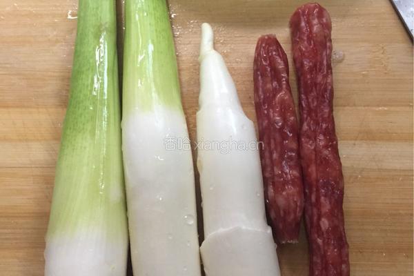茭白炒腊肠的做法图解1