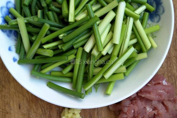 蒜台炒肉的做法图解1