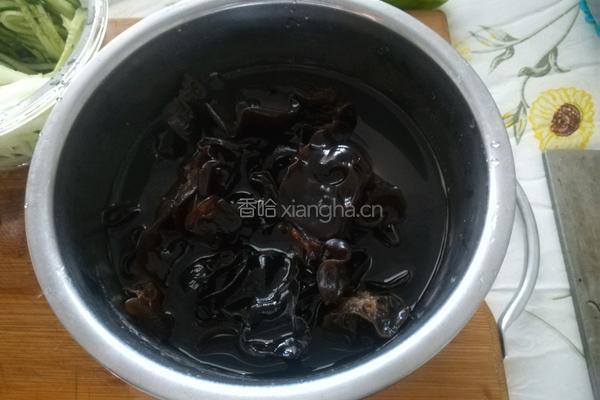 洋葱拌木耳的做法图解3