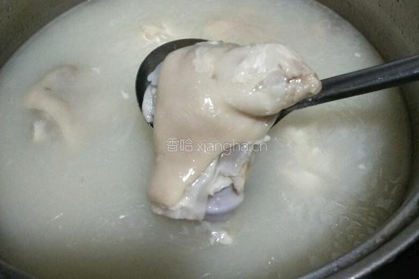 蒜泥猪蹄的做法图解1