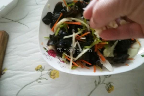 洋葱拌木耳的做法图解12