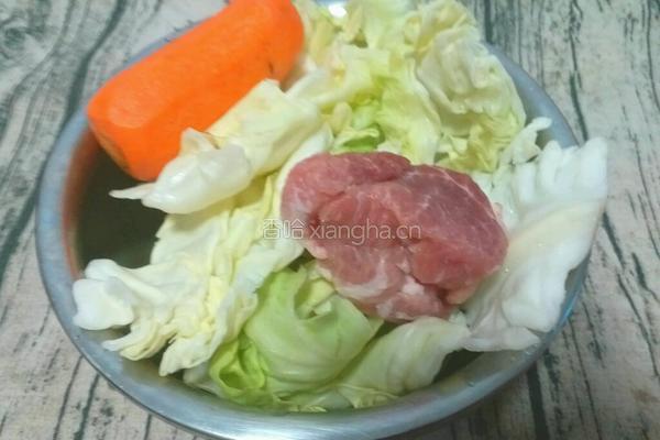圆白菜炒肉的做法图解1