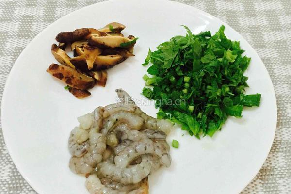 香菇芹菜虾仁小米粥的做法图解2
