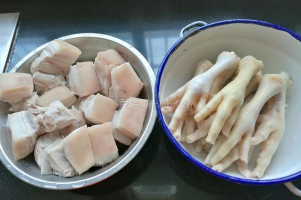 红烧鸡爪五花肉的做法图解3