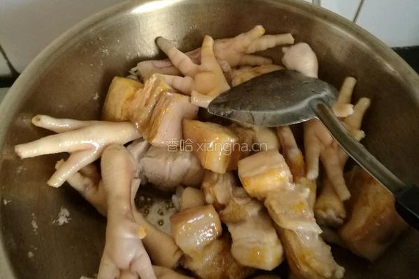 红烧鸡爪五花肉的做法图解5
