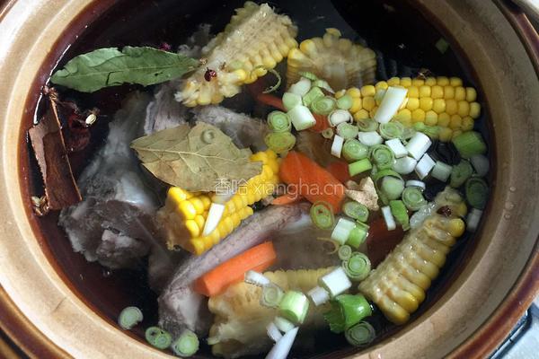 胡萝卜玉米排骨汤的做法图解4