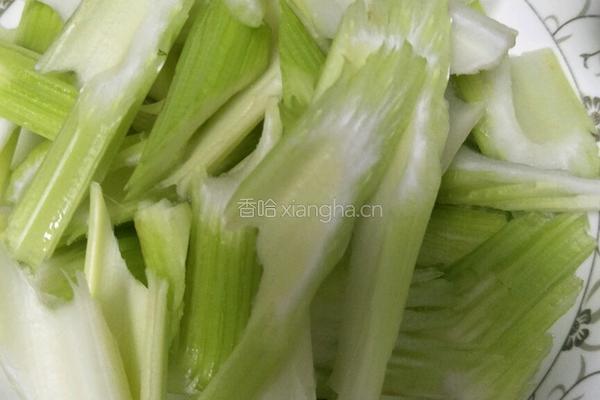 西芹炒百合的做法图解1