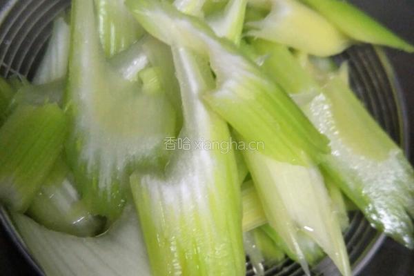 西芹炒百合的做法图解5
