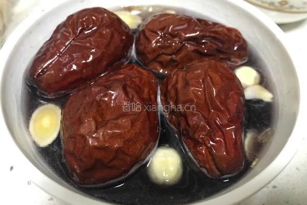 桑葚红枣黑米粥的做法图解1
