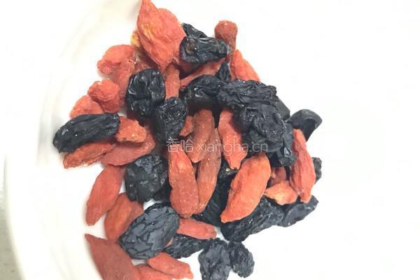 桑葚红枣黑米粥的做法图解2