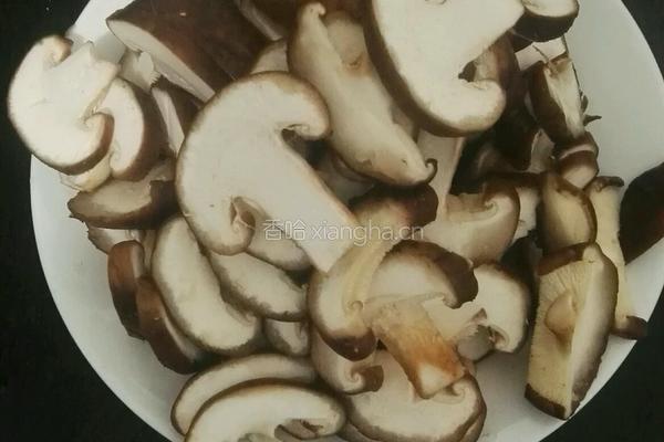 香菇鸡肉片的做法图解1