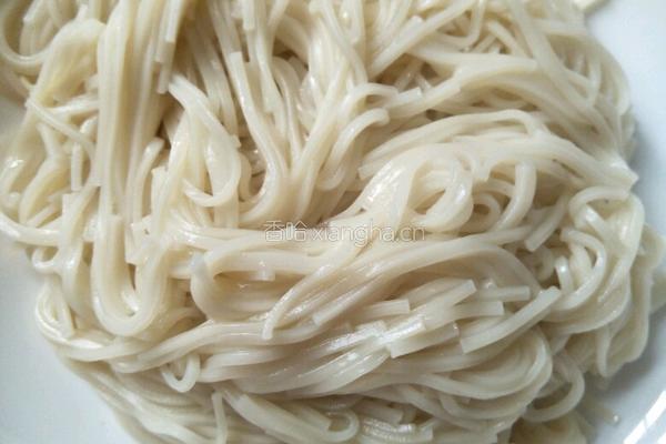 面条火腿煎蛋的做法图解3
