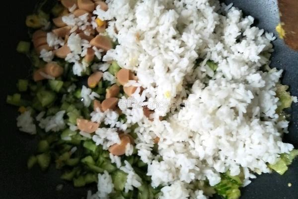 青瓜炒饭的做法图解7