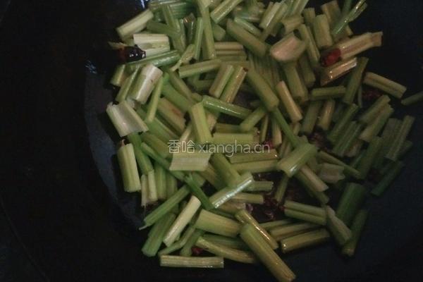 芹菜炒豆干的做法图解3