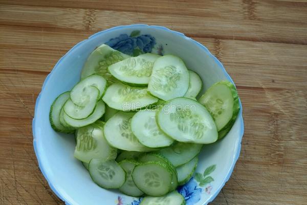 黄瓜炒腊肉的做法图解1