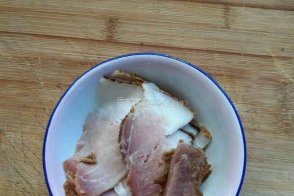 黄瓜炒腊肉的做法图解2