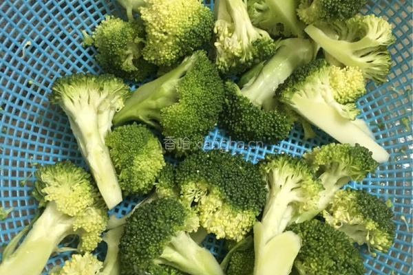西兰花番茄炒肉的做法图解1