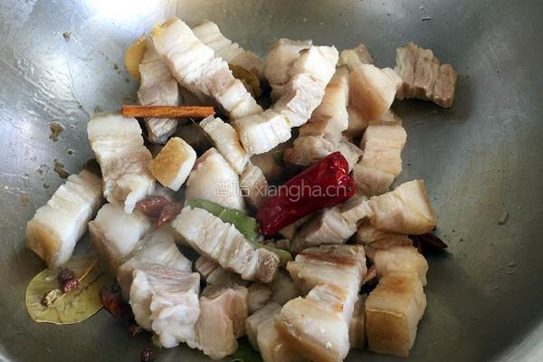 红烧肉炖鹌鹑蛋的做法图解3