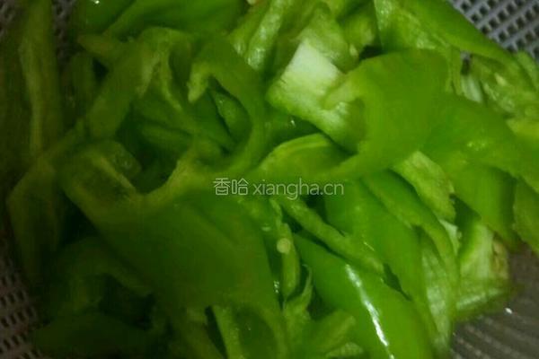 尖椒猪肉的做法图解1