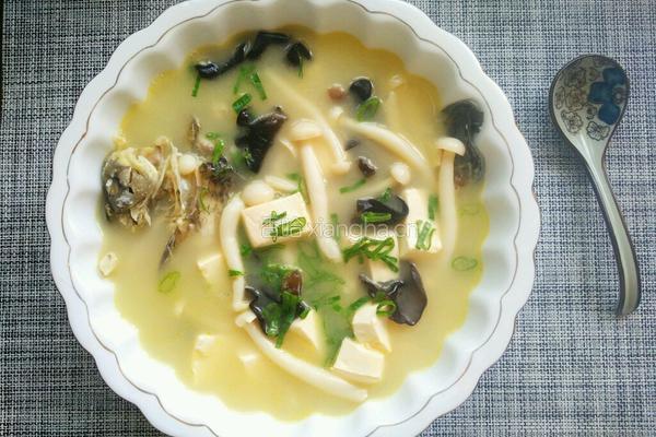 菌菇豆腐鲫鱼汤的做法图解9