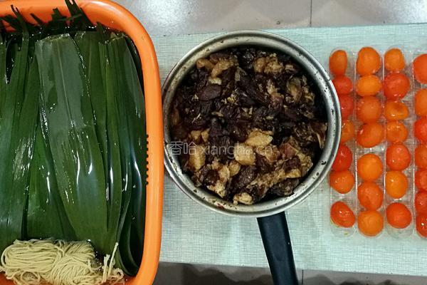 蛋黄肉粽的做法图解1