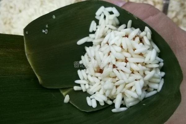 蛋黄肉粽的做法图解4