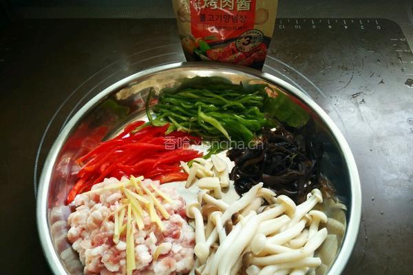 肉丝炒双菇的做法图解1