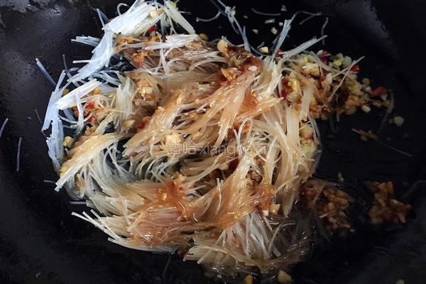 蒜蓉粉丝蒸生蚝的做法图解5