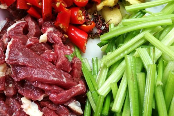 泡椒牛肉的做法图解1