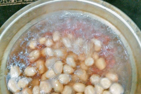 瑶柱尤鱼干红豆花生鸡脚汤的做法图解1