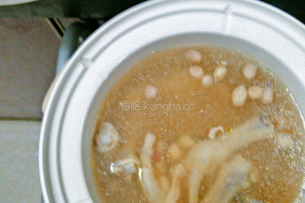 瑶柱尤鱼干红豆花生鸡脚汤的做法图解4