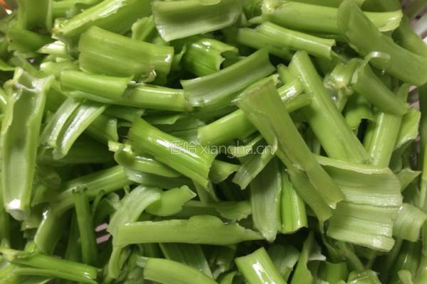 青椒炒通菜梗的做法图解1