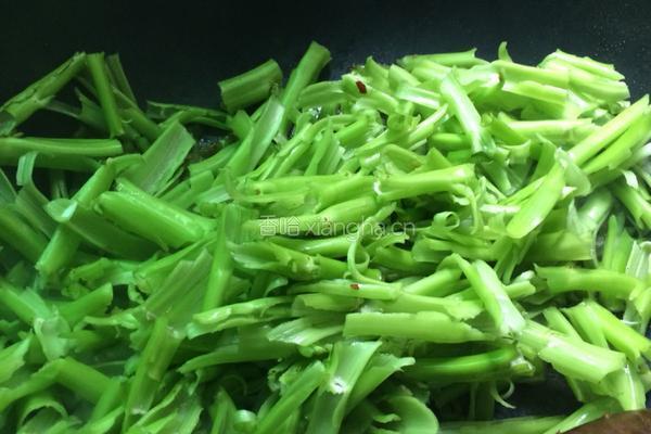 青椒炒通菜梗的做法图解4
