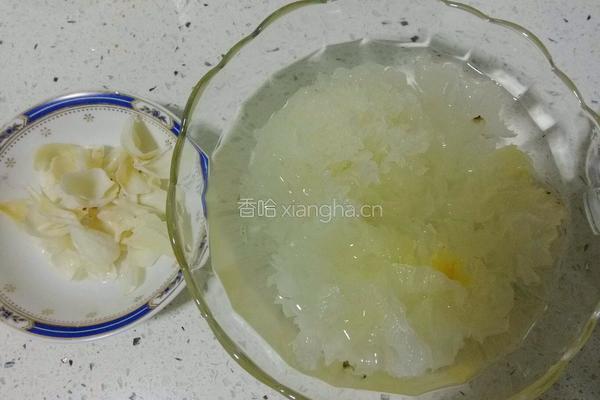 雪梨百合银耳羹的做法图解2