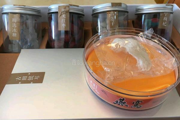 银耳燕窝莲子羹的做法图解1