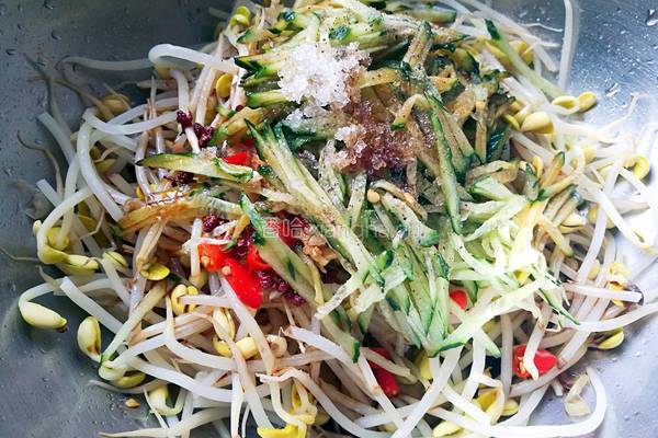凉拌酸辣黄豆芽的做法图解5