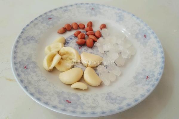 大蒜花生止咳汤的做法图解2
