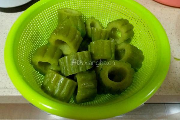 酱汁焖苦瓜的做法图解4