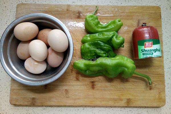 火腿肠青椒鸡蛋的做法图解1