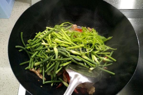 蒜台炒肉丝的做法图解5